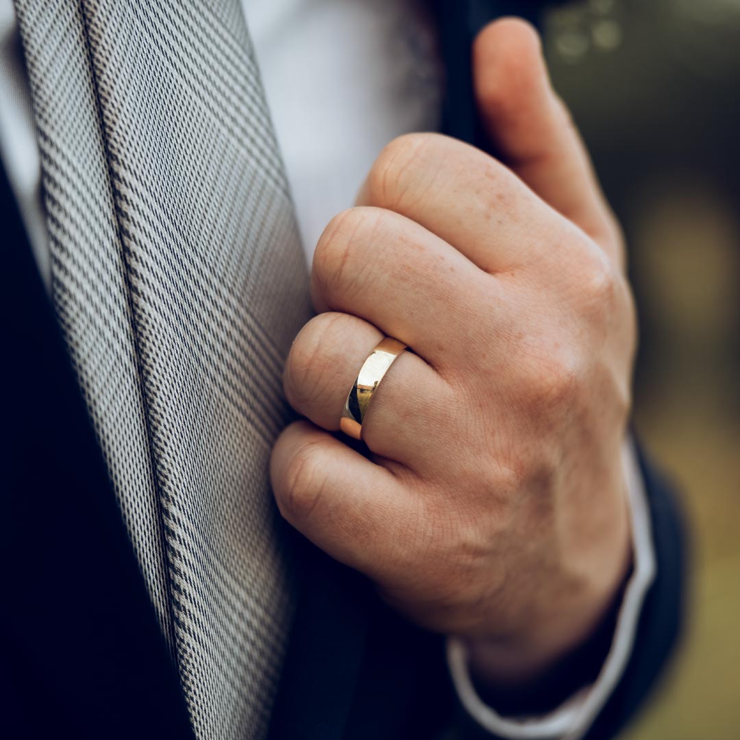 メンズ 結婚指輪 見なきゃ損】婚約中の男性向け！かっこいい 結婚指輪の選び方ガイド