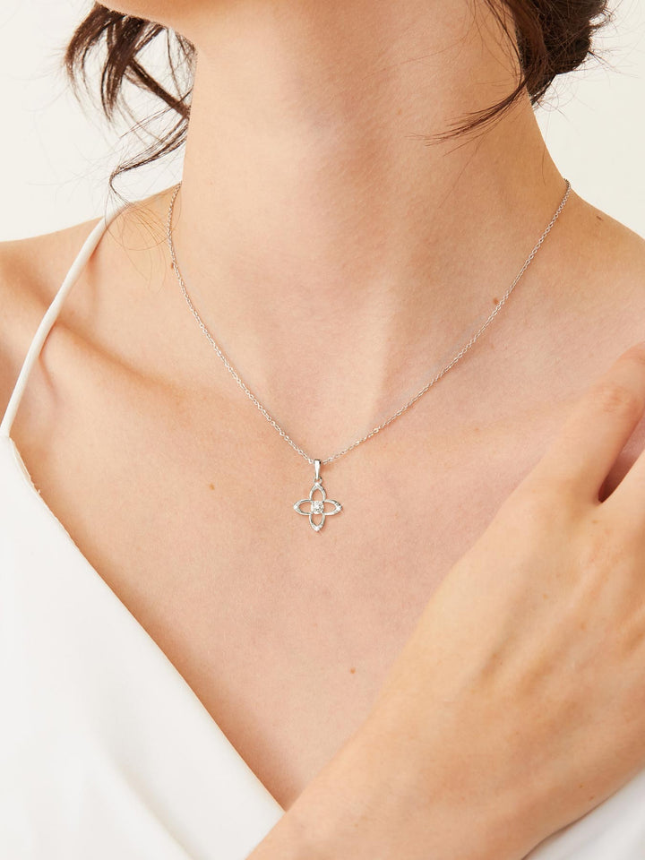 0.31ct プラチナ シグネチャー ネックレス装着