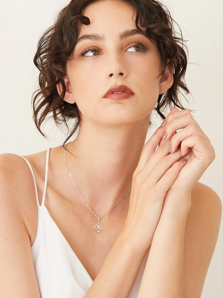 0.31ct プラチナ シグネチャー ネックレス装着